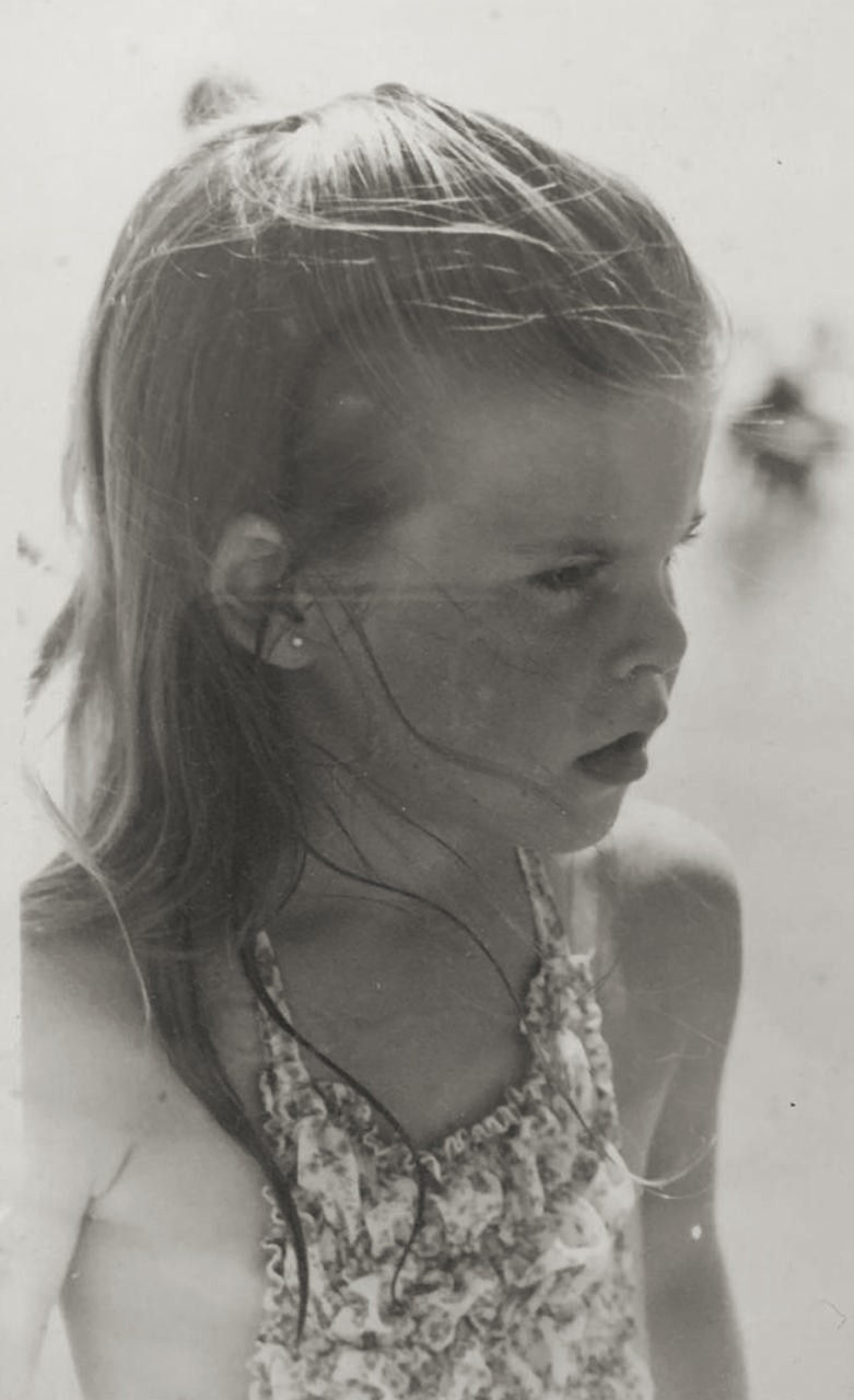 Victoria Inaudi de niña, de perfil, con el pelo suelto.
